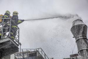 Požár lakovny ve Smiřicích likvidovalo sedm jednotek hasičů