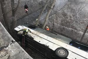 Pád do hloubky deseti metrů. Autobus prorazil zábradlí a zřítil se (VIDEO)