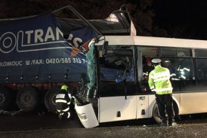 Autobus v Horních Počernicích narazil do kamionu. Osm zraněných