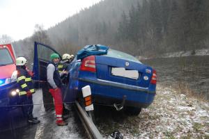 Vážná nehoda dvou osobáků u Větřní: Tři zraněné osoby