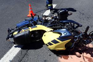 Dopravní nehoda osobáku s motorkářem. Ten si rozhodně nepolepšil (VIDEO)