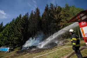 Hřálo dříve než mělo. Požár uskladněného dřeva v Kounově