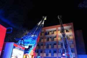 Evakuace desítek seniorů kvůli požáru střechy ústavu. Škoda je půl milionu