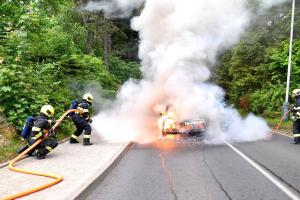 Auto začalo za jízdy hořet, překvapený řidič z vozu stačil včas uniknout