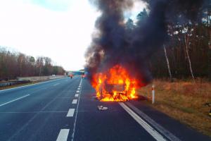 Na hradecké dálnici shořelo osobní auto, rodina stačila včas vystoupit