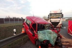 Čelní střet se smrtí. Po nehodě kamionu a osobáku zemřel řidič