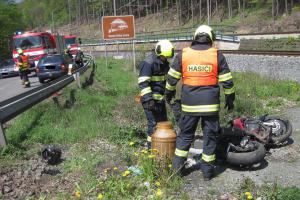 Nehoda motorky a osobního automobilu neskončila dobře. Motorkář zemřel