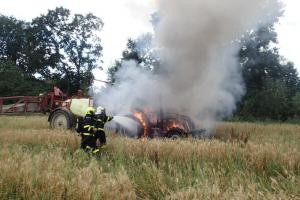 Mohutný požár traktoru v Krnově způsobil škodu za 950 tisíc korun