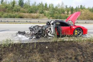 Důvod pro potoky slz. Požár zničil luxusní Ferrari na Pražském okruhu