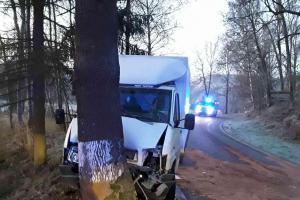 U Dalečína havaroval řidič s dodávkou. Co vezl, už nedovezl
