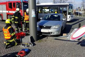 Osobák se srazil s trolejbusem v Pardubicích. Několik cestujících zraněno