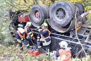 Nákladní auto se při pádu ze svahu převrátilo na střechu. Řidič přežil