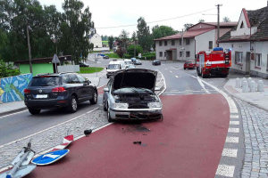 Značku přikázaný směr jízdy řidič osobáku zlikvidoval. Sebe naštěstí ne