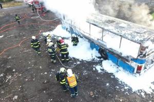 Hasiči z Berounska procvičovali likvidaci požáru autobusu (VIDEO) Hasiči z Berounska procvičovali likvidaci požáru autobusu (VIDEO)