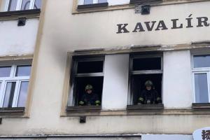 Při požáru bytu v Praze 5 bylo zachráněno 6 osob