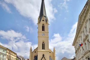 Hasiči zachránili před požárem kostelní věž v Liberci