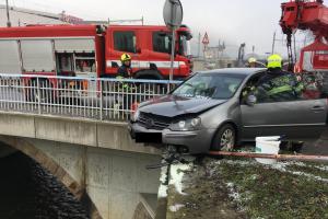 Řidič měl asi hodně orosené čelo. Málem skončil s autem v řece Bílině