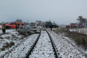 To měl ale kliku! Řidič osobáku přežil srážku s vlakem bez zranění