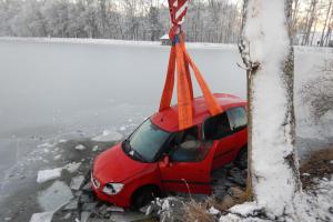 Chtěl pomoct kamarádovi a sám své auto utopil. Vytáhli ho až hasiči