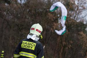 Hasiči v Odrách zachránili paraglidistu, přistál v koruně stromu