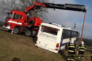 Nějak to neodhadl. Autobus v Rozvadově vyjel ze silnice a byl z něj potížista