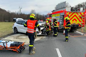 V Lichnově se střetly dva osobní vozy, jeden z nich byl na hybridní pohon