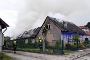 Nic veselého v obci Veselé. Hořel v ní rodinný dům a stodola