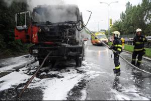 Požár nákladního automobilu způsobil explozi rezervní pneumatiky