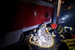 Hasiči z pod tramvaje zachránili staršího muže