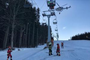 Nefunkční lanovka na Jesenicku uvěznila desítky lyžařů. Zasáhli hasiči (VIDEO)