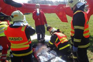 U Tvrdkova na Bruntálsku sjelo auto do potoku, jedna osoba zemřela