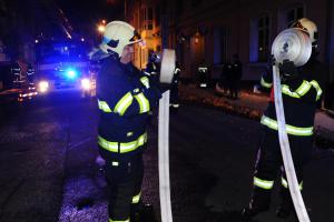 Požár zcela zlikvidoval střechu starého objektu v Bohdíkově na Šumpersku (VIDEO)