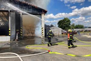 Požár střechy skladiště s posypovou solí v Bruntálu, škoda 5 milionů korun