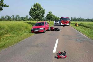 Motorkář nedojel, místo v cíli skončil po srážce s osobákem v nemocnici Motorkář nedojel, místo v cíli skončil po srážce s osobákem v nemocnici