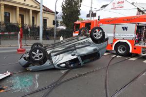 Omezený provoz u Semilassa. Auto po nehodě převrácené na střeše