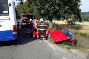 Ve Svobodných Hamrech na Pardubicku se střetl autobus s osobním vozem