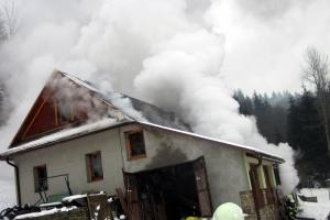 Při rozsáhlém požáru rodinného domu se zranil zasahující hasič