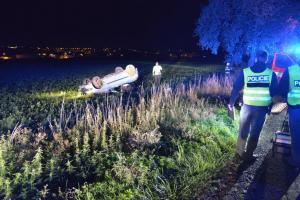 Kabriolet skončil po nehodě na střeše, zraněného řidiče vyprostili hasiči