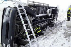 Čokošky plný příkop. Kamion se převrátil, hasiči celou noc makali