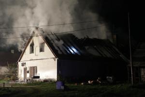 Byl to žhář? Hořel rodinný dům ve Staré Libavá na Olomoucku (VIDEO)