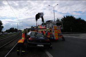 Kam se řidič zrovna díval? Hasiči vyprošťovali auto z kolejiště (VIDEO)