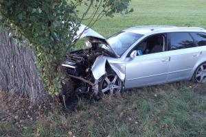 Už druhý náraz osobního automobilu do stromu o tomto víkendu