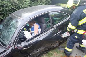 Hasiči zasahovali u nehody v Komárovicích, řidička se zranila