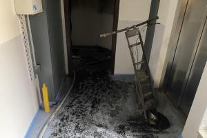 Při požáru elektrokoloběžky evakuovali hasiči 33 osob