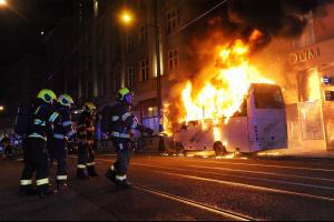 Požár autobusu v centru Prahy omezil tramvajovou dopravu