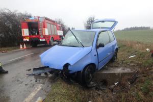 Řidič po nárazu do mostku zemřel. Osobák začal po nehodě hořet
