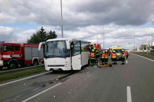 Náklaďák v Brně narazil do autobusu. Jedna osoba z cestujících zemřela
