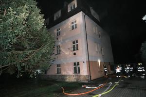 K požáru rodinného domu vyjeli profesionální i dobrovolní hasiči