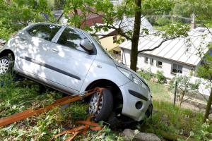 Pozor, auto letí! Vozidlo zůstalo ve srázu nad rodinnými domy