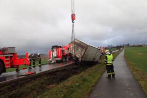 Bizon s jeřábem vyprošťovali nákladní Daewoo z příkopu v Děhylově